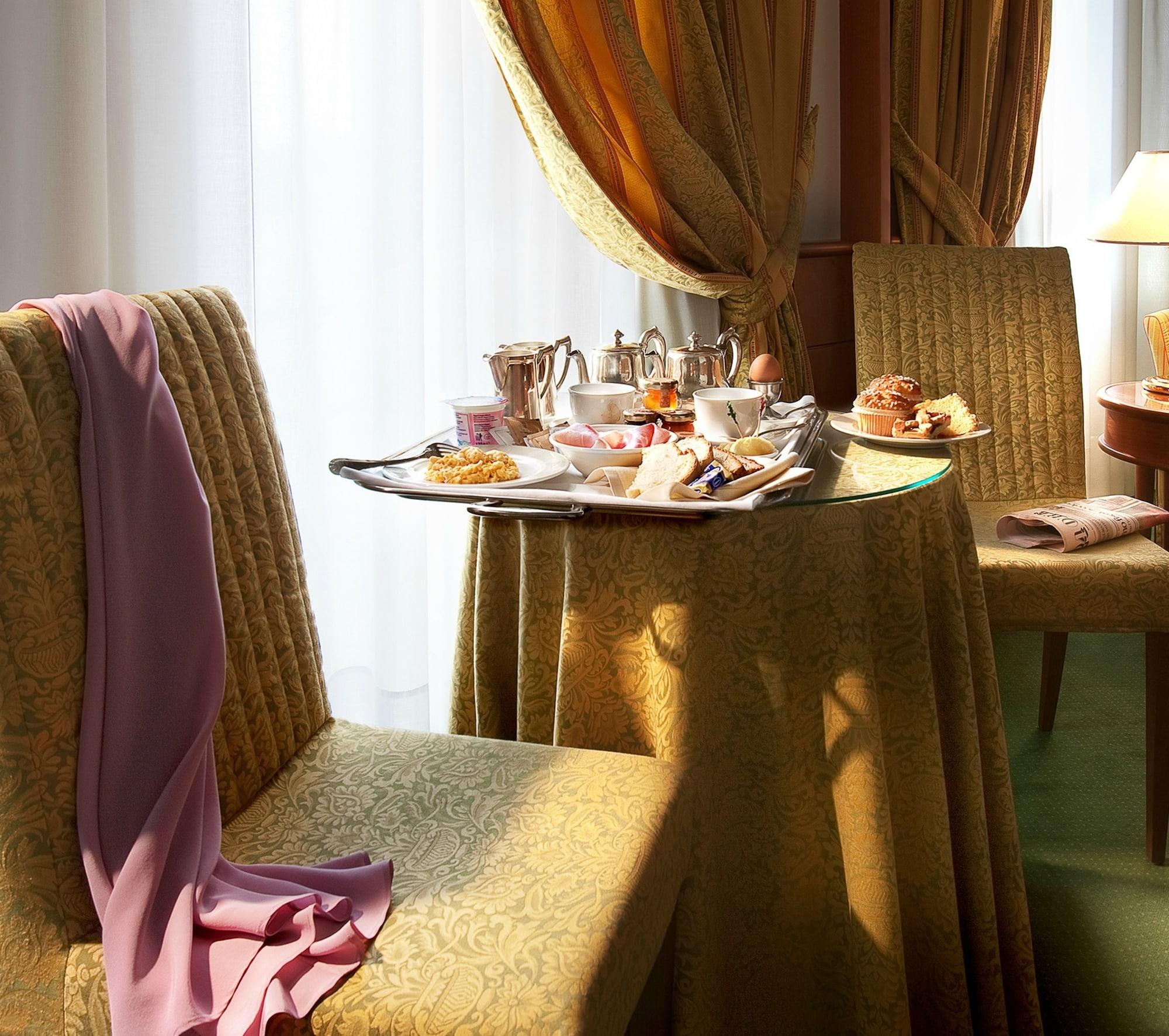 Hotel Cavour Milan Exterior photo