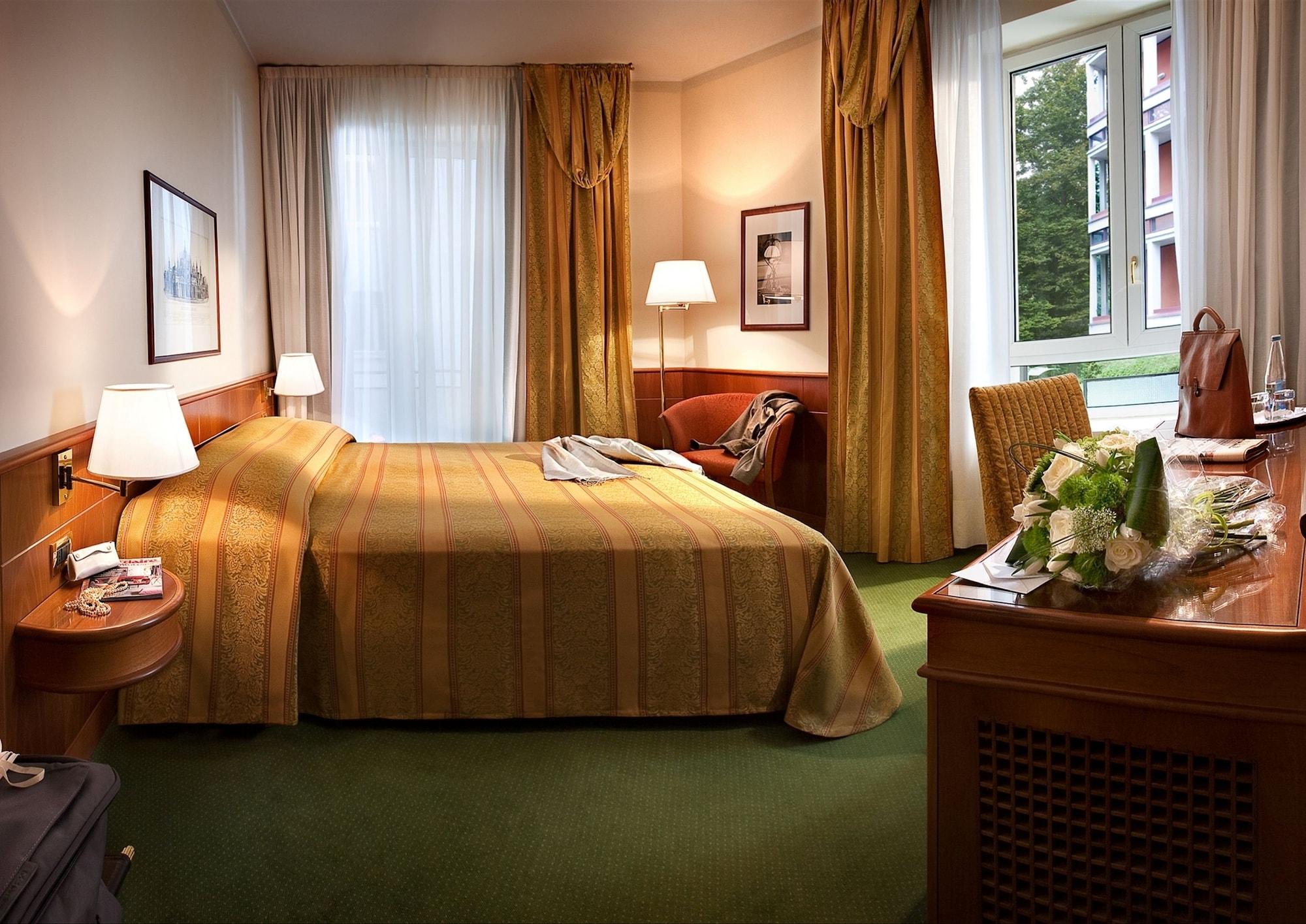 Hotel Cavour Milan Exterior photo