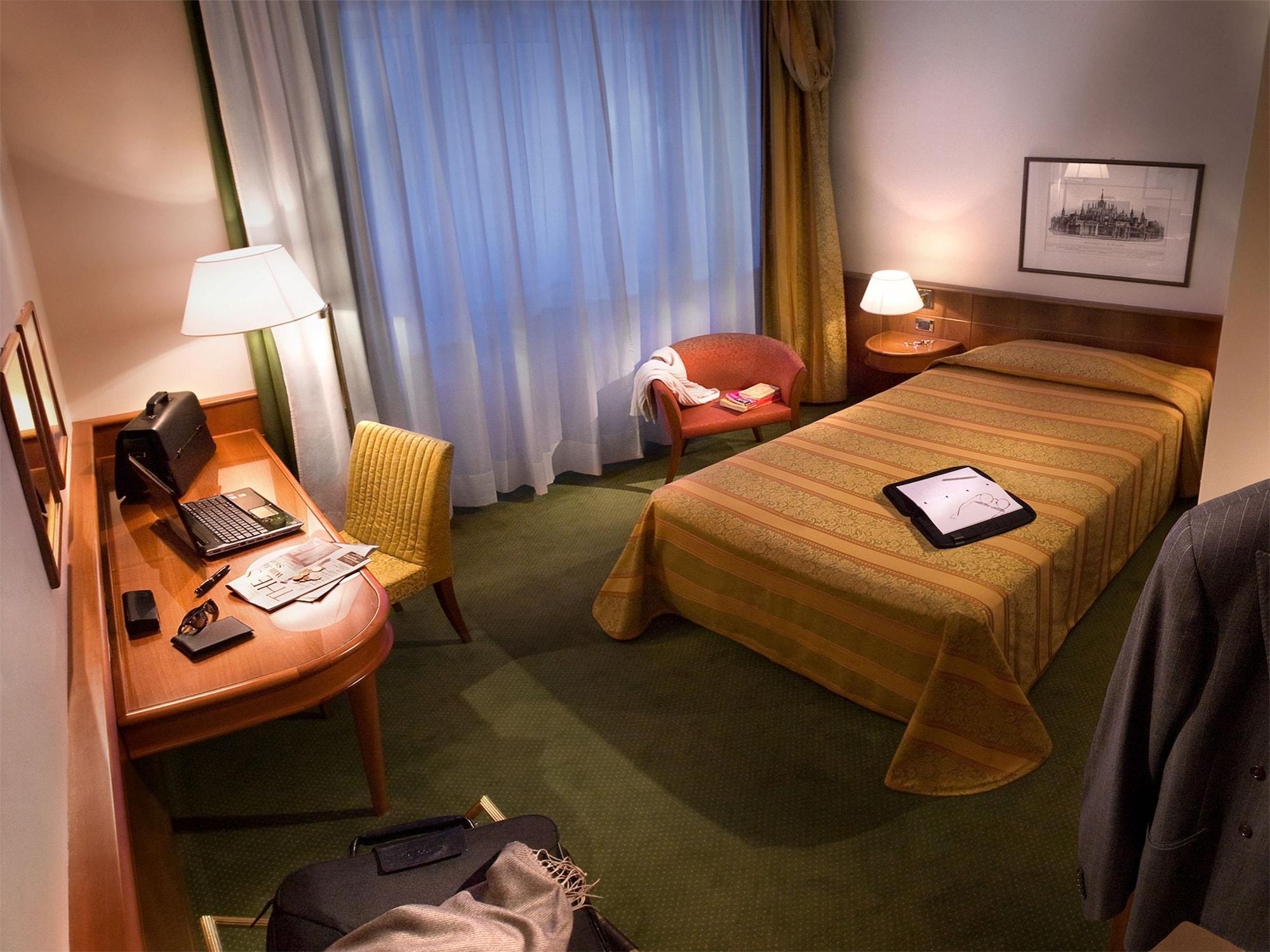 Hotel Cavour Milan Exterior photo